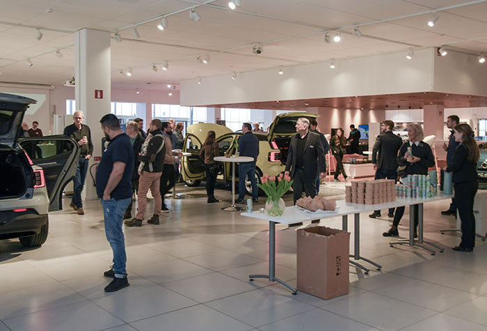 Besökare tittar på  bilar bilia