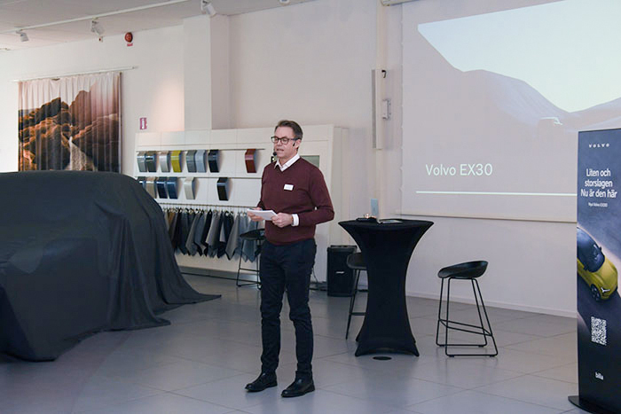 Föredragshållare håller föredrag bilia