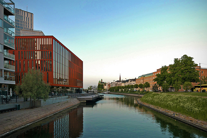 Malmö Live och kanalen nära solnedgång