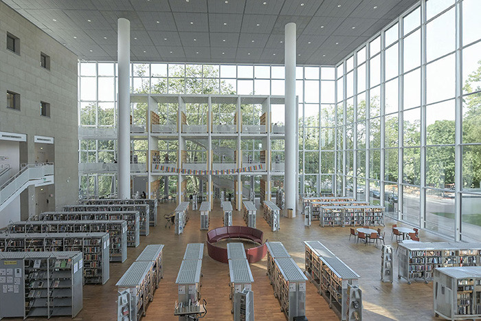 Stadsbiblioteket i Malmö solig dag
