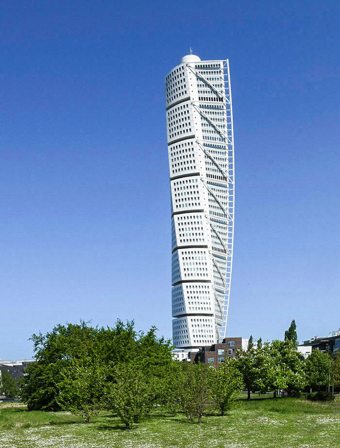 Turning Torso sollig dag i Malmö